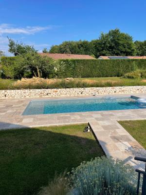 Photo Travertin en pierre naturelle pour extérieur, terrasse, margelle piscine 