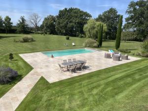 Photo Travertin carrelage pierre naturelle pour terrasse de piscine